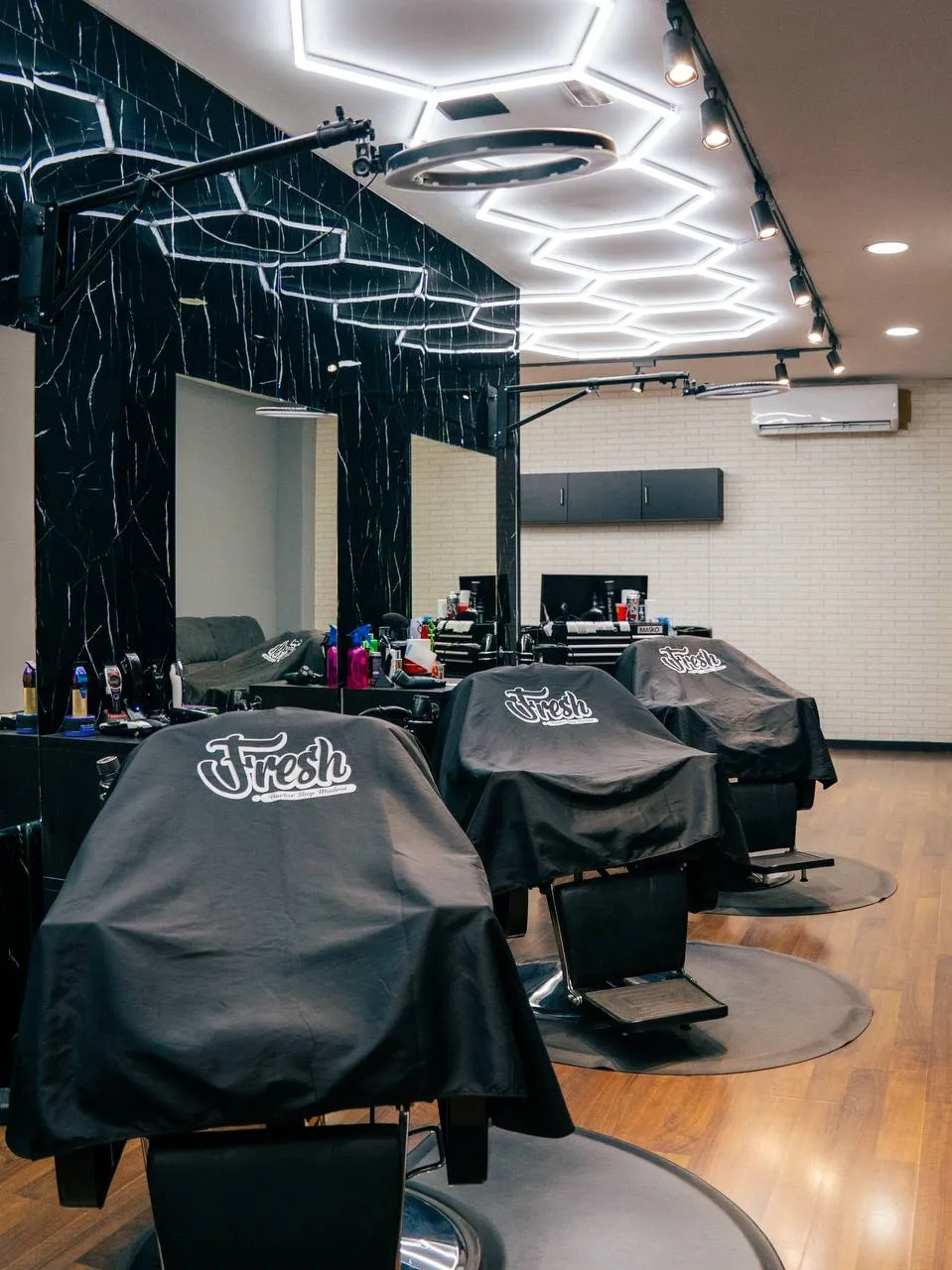 Sillones de barbería con capas Fresh Barbershop Alcobendas